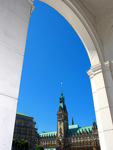 Fotos Blick durch die Bögen der Alster Arkaden auf das Rathaus | Hamburg