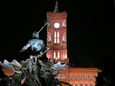 Foto Rotes Rathaus bei Nacht - Berlin